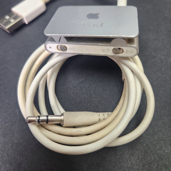 Apple iPod Shuffle 2nd Generation 1GB USB adapter - Silver - Picture 2 of 4